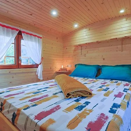 Camping Roulotte Au Coeur Des Vignes, *